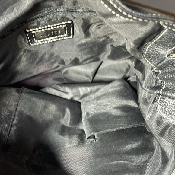 Danier black leather purse - excellent shape.  Pebbled leather - Picture 10 of 17